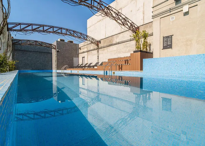 Bright & Modern W/ Gym & Pool | Viato Homes Apartment *