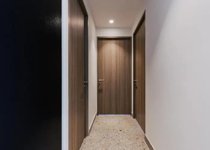 Apartment Bright & Modern W/ Gym & Pool | Viato Homes