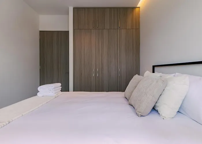 Apartment Bright & Modern W/ Gym & Pool | Viato Homes *