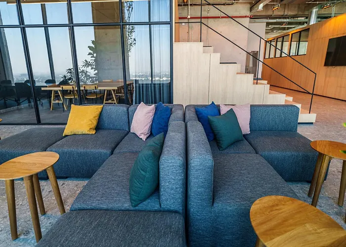Apartment Bright & Modern W/ Gym & Pool | Viato Homes *