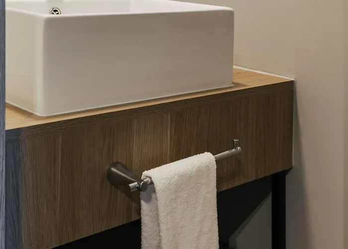 Apartment Bright & Modern W/ Gym & Pool | Viato Homes *