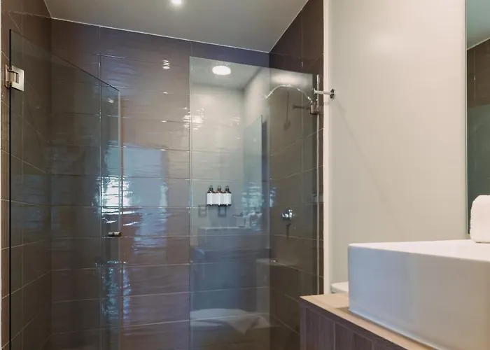 Apartment Bright & Modern W/ Gym & Pool | Viato Homes *