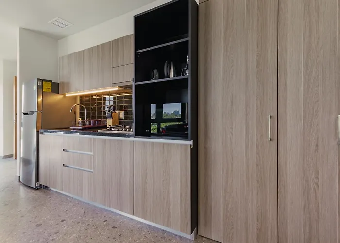 Bright & Modern W/ Gym & Pool | Viato Homes Apartment *