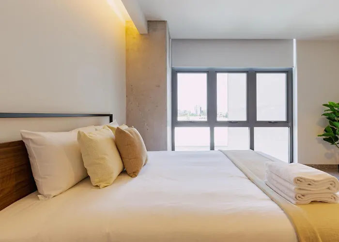 Apartment Bright & Modern W/ Gym & Pool | Viato Homes *