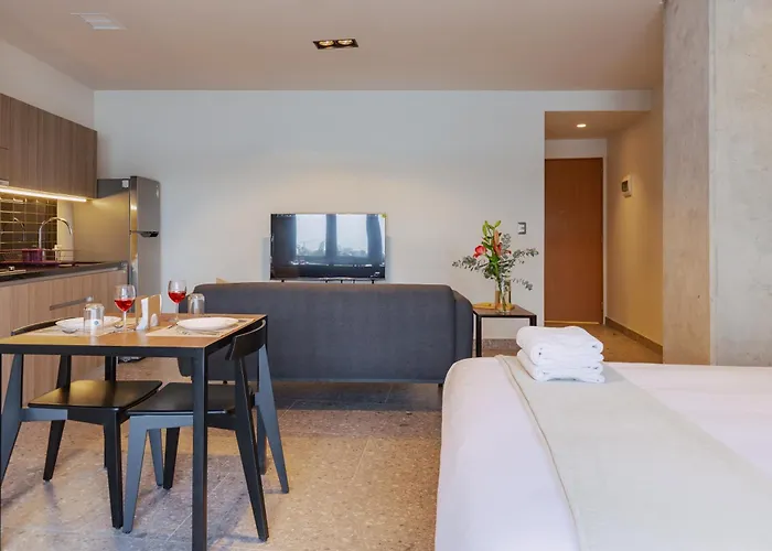 Apartment Bright & Modern W/ Gym & Pool | Viato Homes *