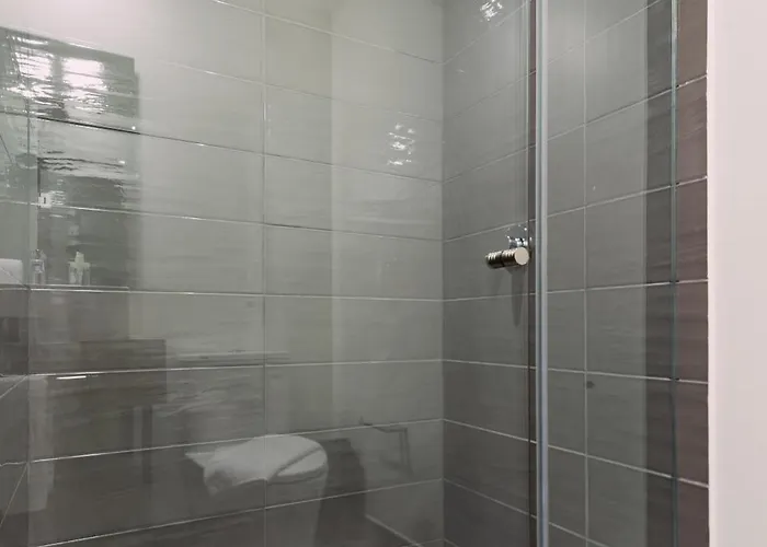 Bright & Modern W/ Gym & Pool | Viato Homes Apartment *