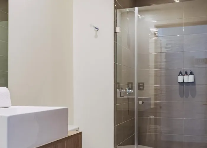 Bright & Modern W/ Gym & Pool | Viato Homes Apartment *