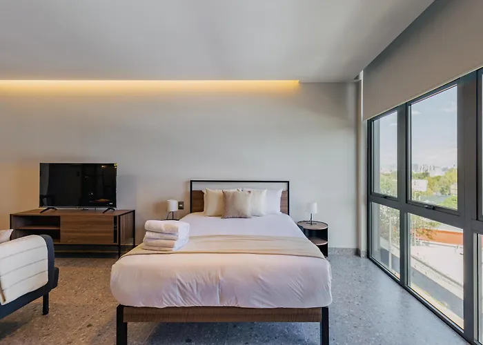 Bright & Modern W/ Gym & Pool | Viato Homes Apartment *