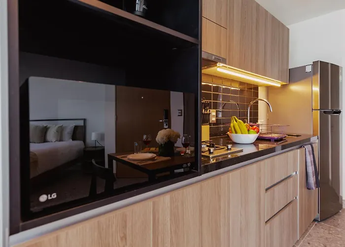 Apartment Bright & Modern W/ Gym & Pool | Viato Homes *