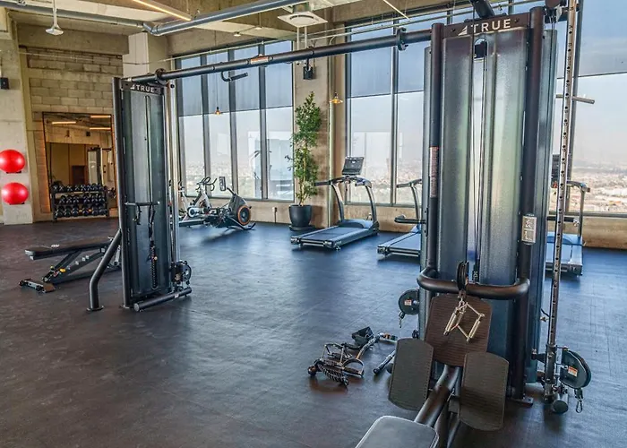 Apartment Bright & Modern W/ Gym & Pool | Viato Homes *